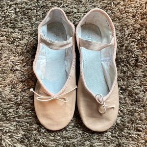 Size 1.5 Bloch girls ballet shoes. New, never worn.